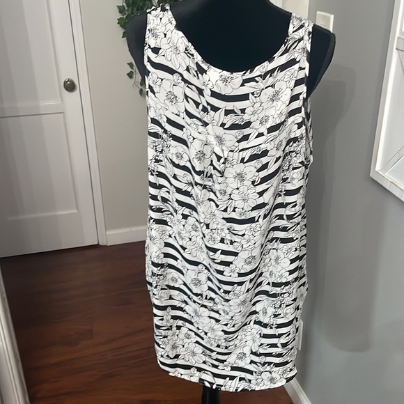 Torrid Size 1 Chiffon Striped Floral Tabk Flowey - Picture 4 of 8